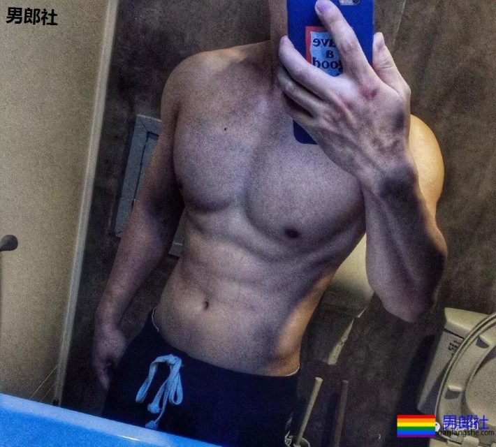 微博上神似郑凯的肌肉男，臀要翘到天上去了！ - 51虹马