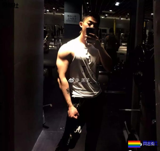 微博上神似郑凯的肌肉男，臀要翘到天上去了！ - 51虹马