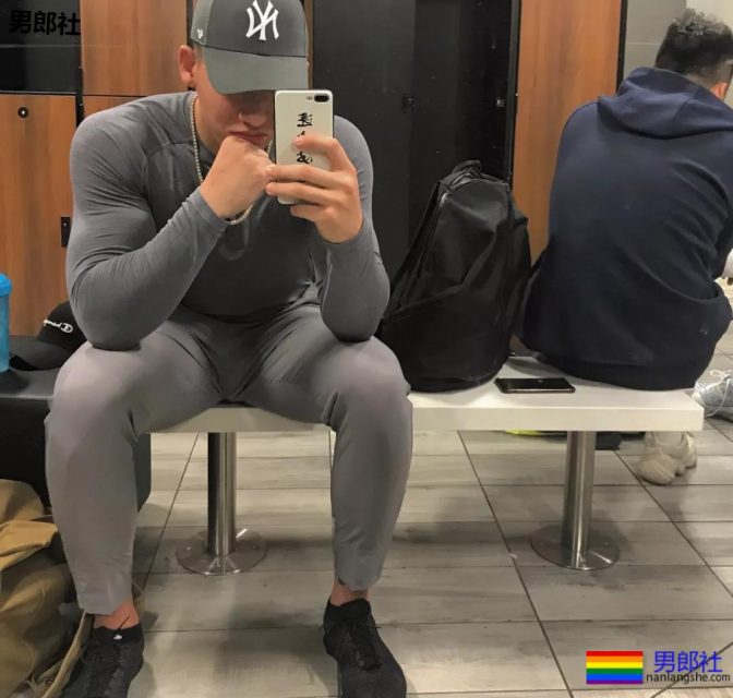 喜欢这个大长腿体育生！ - 51虹马