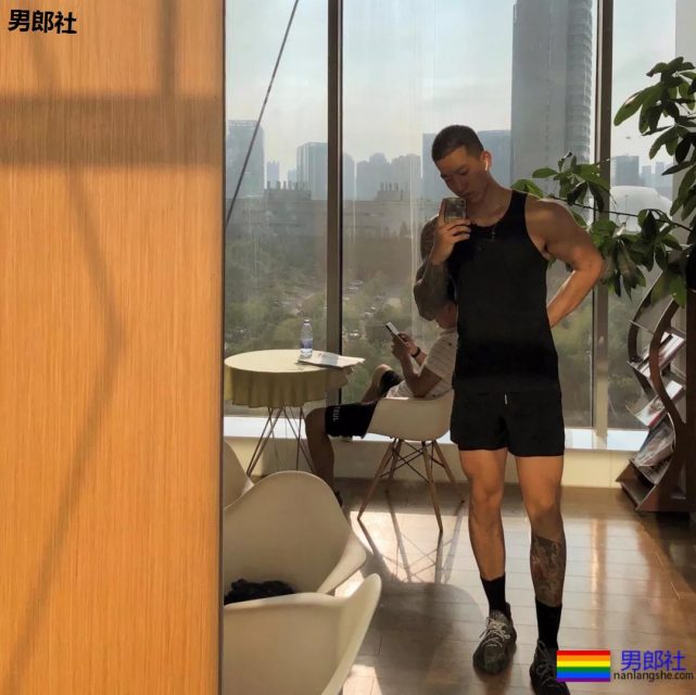 喜欢这个大长腿体育生！ - 51虹马