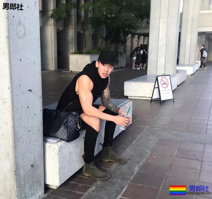 喜欢这个大长腿体育生！ - 51虹马