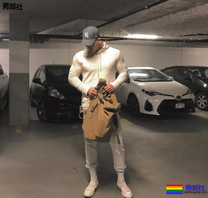 喜欢这个大长腿体育生！ - 51虹马