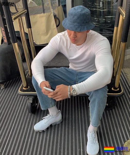 喜欢这个大长腿体育生！ - 51虹马