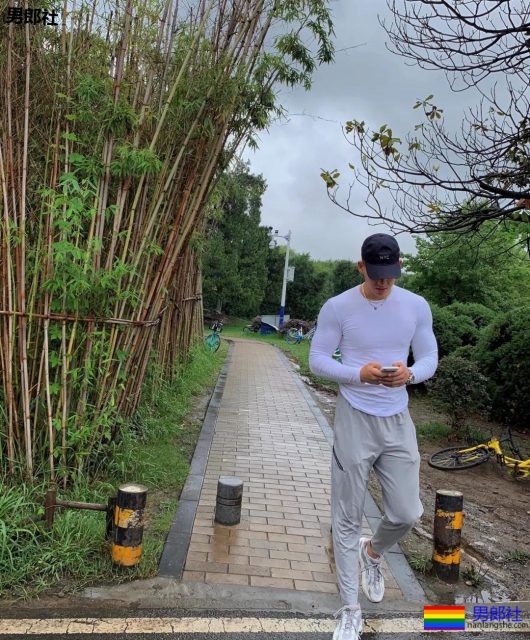 喜欢这个大长腿体育生！ - 51虹马