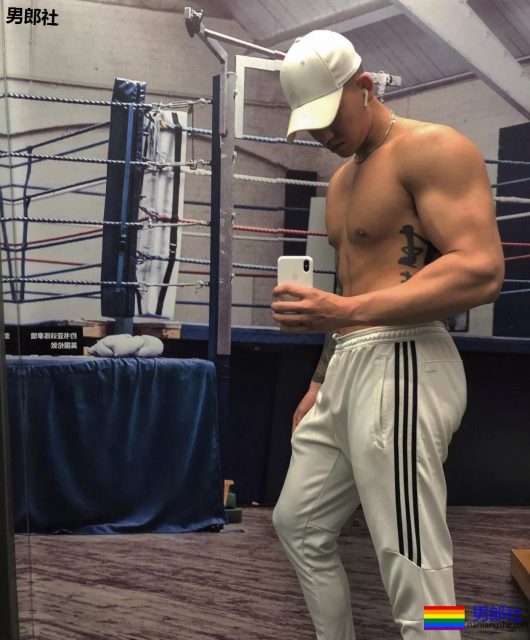 喜欢这个大长腿体育生！ - 51虹马