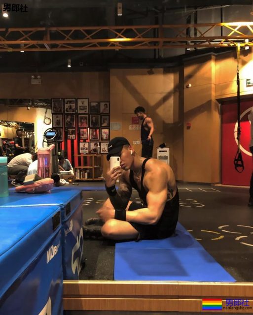 喜欢这个大长腿体育生！ - 51虹马