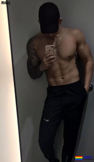 喜欢这个大长腿体育生！ - 51虹马