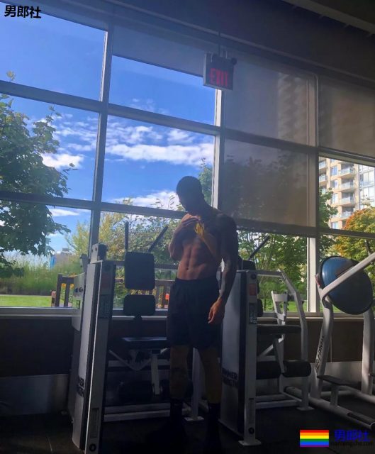 喜欢这个大长腿体育生！ - 51虹马