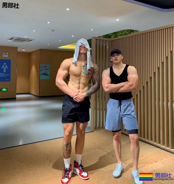 喜欢这个大长腿体育生！ - 51虹马