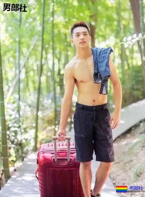 许魏洲凸显露肌肉,玩水高清写真 - 51虹马 许魏洲凸显露肌肉,玩水高清写真 - 51虹马