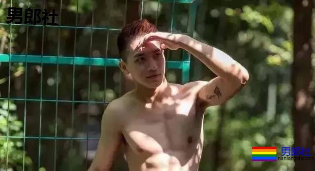 许魏洲凸显露肌肉,玩水高清写真 - 51虹马 许魏洲凸显露肌肉,玩水高清写真 - 51虹马