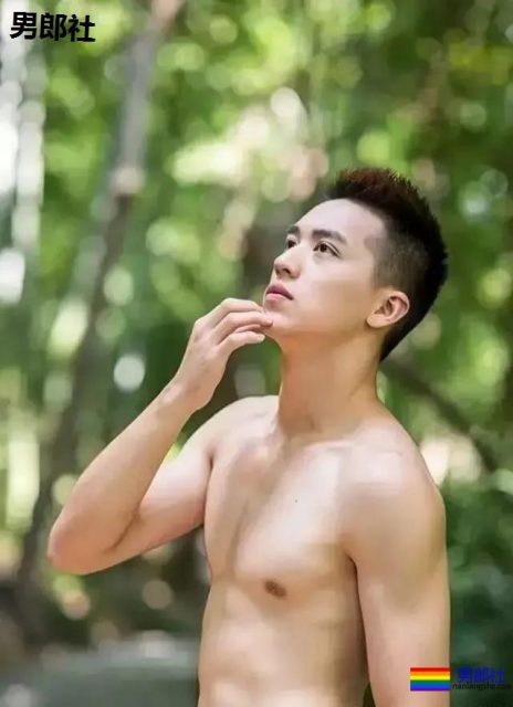 许魏洲凸显露肌肉,玩水高清写真 - 51虹马 许魏洲凸显露肌肉,玩水高清写真 - 51虹马