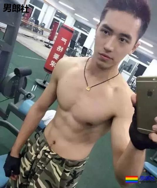 许魏洲凸显露肌肉,玩水高清写真 - 51虹马 许魏洲凸显露肌肉,玩水高清写真 - 51虹马