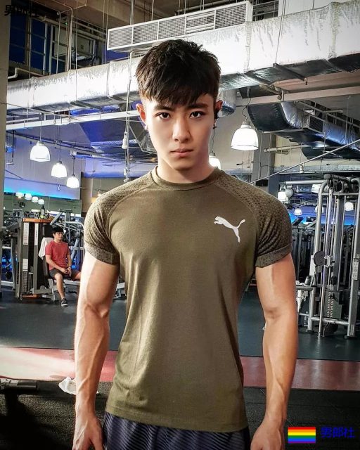 挂空裆的运动骚年，颜值A爆了。 - 51虹马