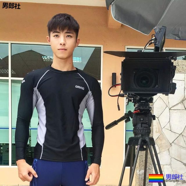 挂空裆的运动骚年，颜值A爆了。 - 51虹马