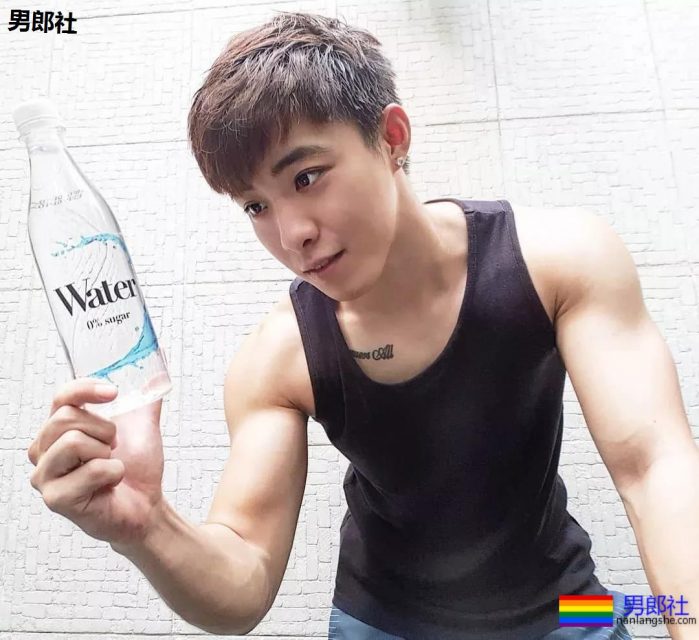 挂空裆的运动骚年，颜值A爆了。 - 51虹马