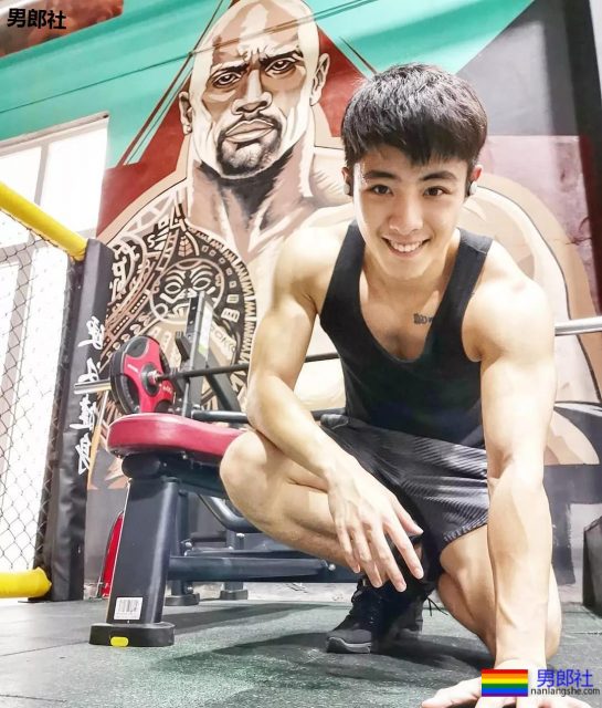 挂空裆的运动骚年，颜值A爆了。 - 51虹马