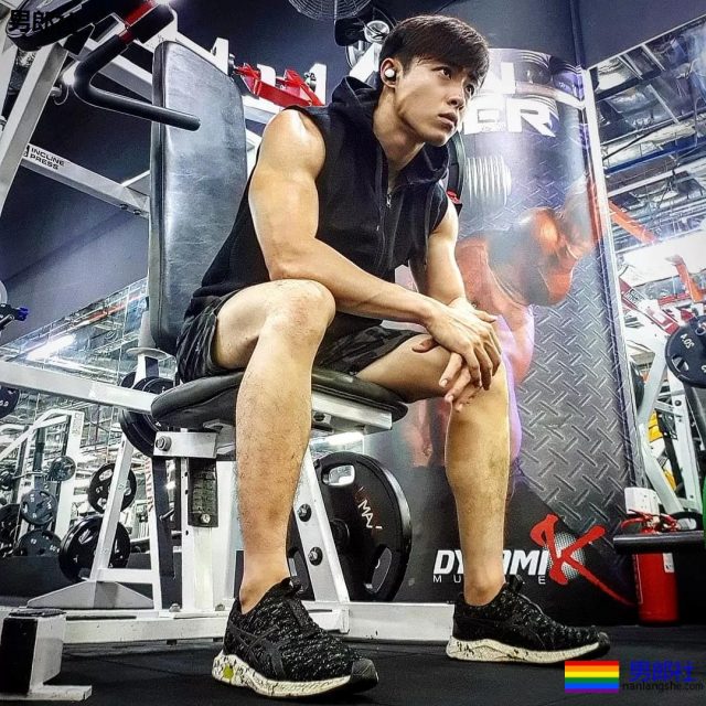 挂空裆的运动骚年，颜值A爆了。 - 51虹马