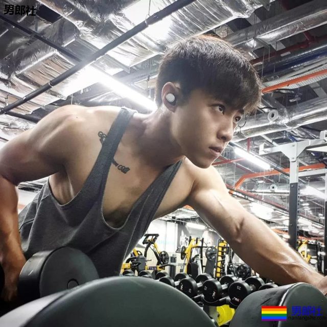 挂空裆的运动骚年，颜值A爆了。 - 51虹马