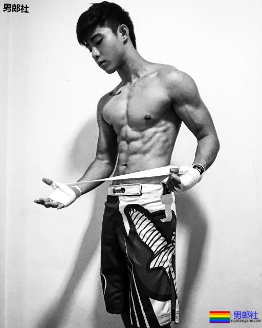 挂空裆的运动骚年，颜值A爆了。 - 51虹马