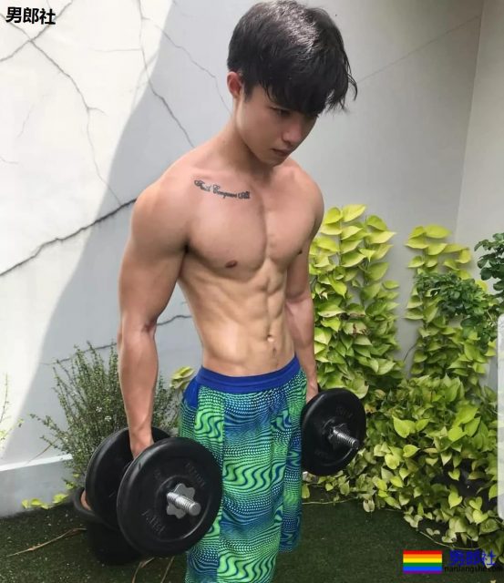 挂空裆的运动骚年，颜值A爆了。 - 51虹马