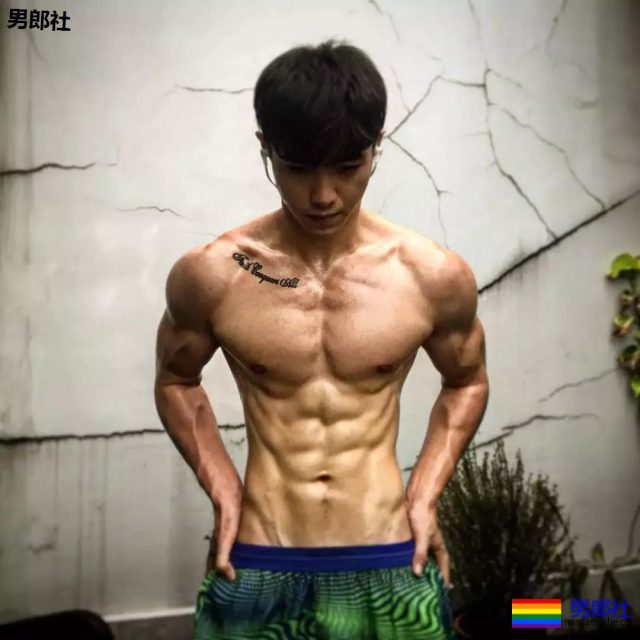 挂空裆的运动骚年，颜值A爆了。 - 51虹马