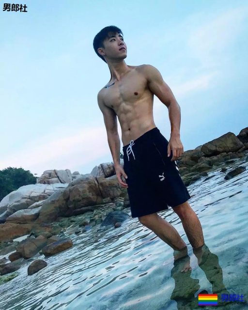 挂空裆的运动骚年，颜值A爆了。 - 51虹马