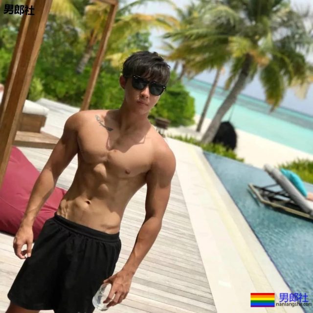 挂空裆的运动骚年，颜值A爆了。 - 51虹马