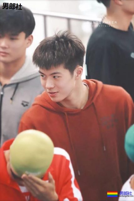 游泳队现00后极品帅哥，他能成为第二个宁泽涛吗 - 51虹马