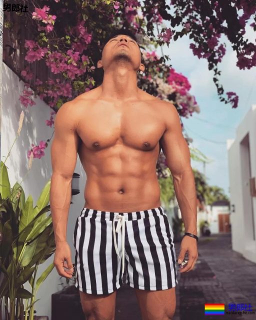 泳池里那位穿花泳裤的肌肉大叔，泳裤真的太小了！-51虹马