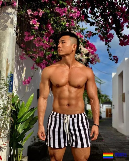 泳池里那位穿花泳裤的肌肉大叔，泳裤真的太小了！ - 51虹马