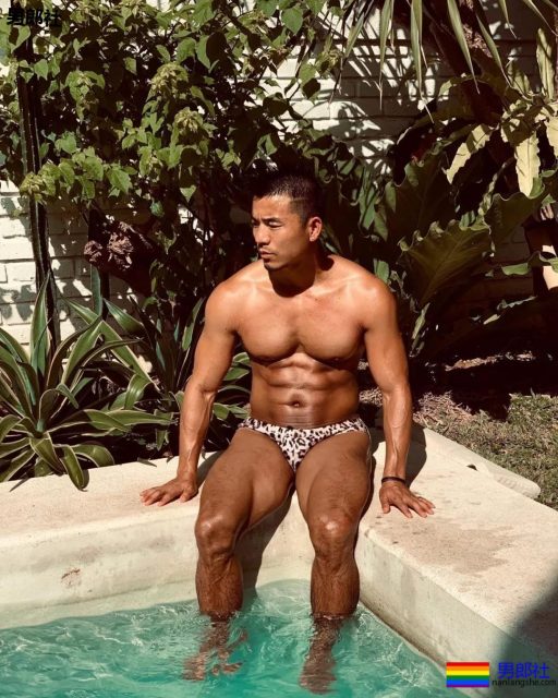 泳池里那位穿花泳裤的肌肉大叔，泳裤真的太小了！ - 51虹马
