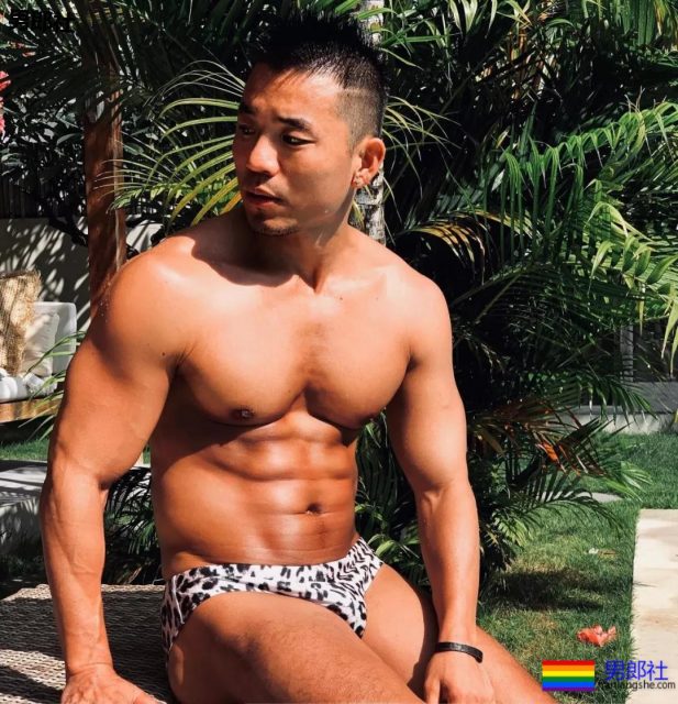 泳池里那位穿花泳裤的肌肉大叔，泳裤真的太小了！ - 51虹马