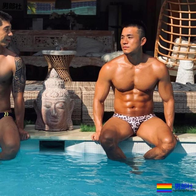 泳池里那位穿花泳裤的肌肉大叔，泳裤真的太小了！ - 51虹马
