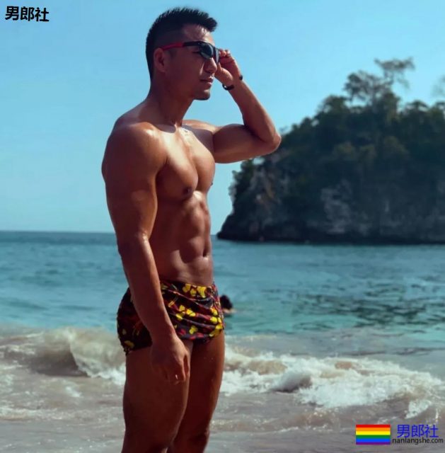 泳池里那位穿花泳裤的肌肉大叔，泳裤真的太小了！ - 51虹马