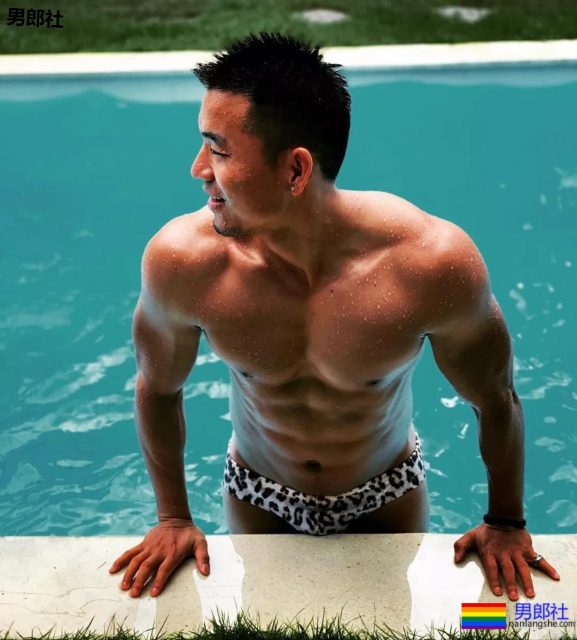 泳池里那位穿花泳裤的肌肉大叔，泳裤真的太小了！ - 51虹马