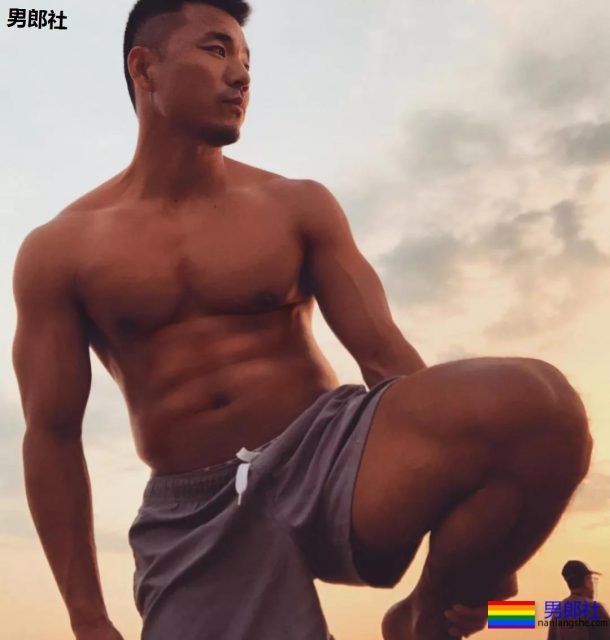 泳池里那位穿花泳裤的肌肉大叔，泳裤真的太小了！ - 51虹马