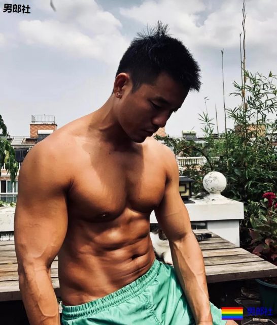 泳池里那位穿花泳裤的肌肉大叔，泳裤真的太小了！ - 51虹马