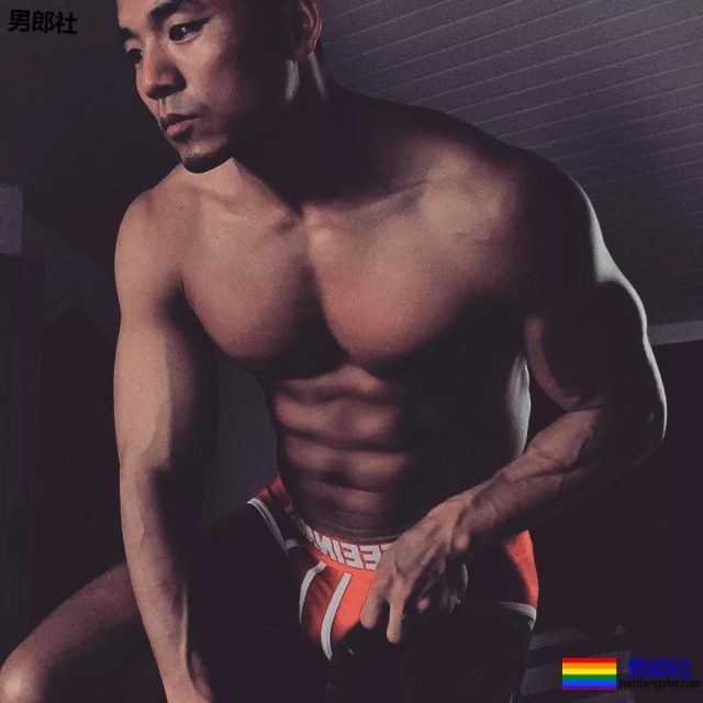 泳池里那位穿花泳裤的肌肉大叔，泳裤真的太小了！ - 51虹马