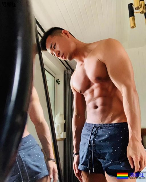 泳池里那位穿花泳裤的肌肉大叔，泳裤真的太小了！ - 51虹马