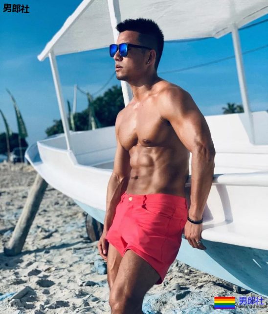 泳池里那位穿花泳裤的肌肉大叔，泳裤真的太小了！ - 51虹马