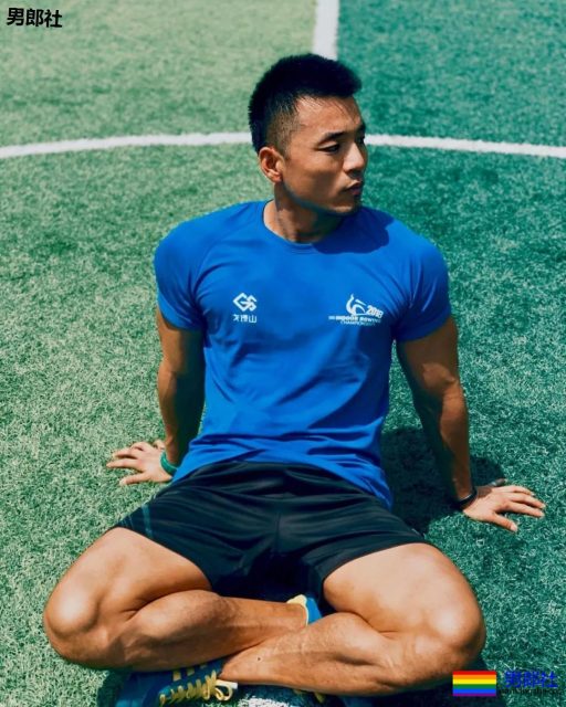 泳池里那位穿花泳裤的肌肉大叔，泳裤真的太小了！ - 51虹马