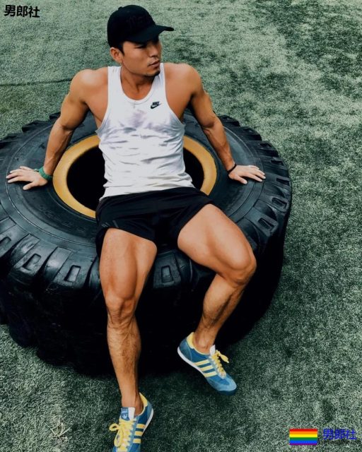 泳池里那位穿花泳裤的肌肉大叔，泳裤真的太小了！ - 51虹马