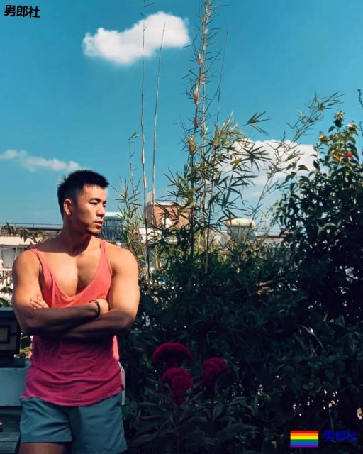 泳池里那位穿花泳裤的肌肉大叔，泳裤真的太小了！ - 51虹马