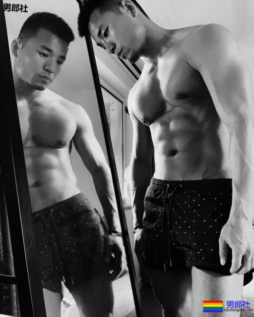 泳池里那位穿花泳裤的肌肉大叔，泳裤真的太小了！ - 51虹马