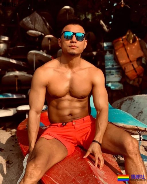 泳池里那位穿花泳裤的肌肉大叔，泳裤真的太小了！ - 51虹马