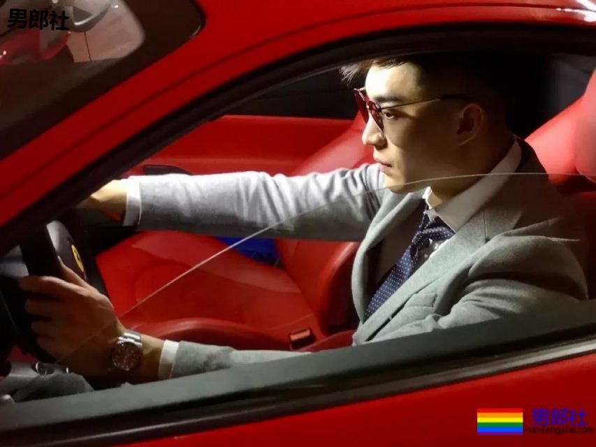 被塞袜子掀衣的板腹体育生，终于被摄影师脱掉！狂野机车男A爆了！-51虹马