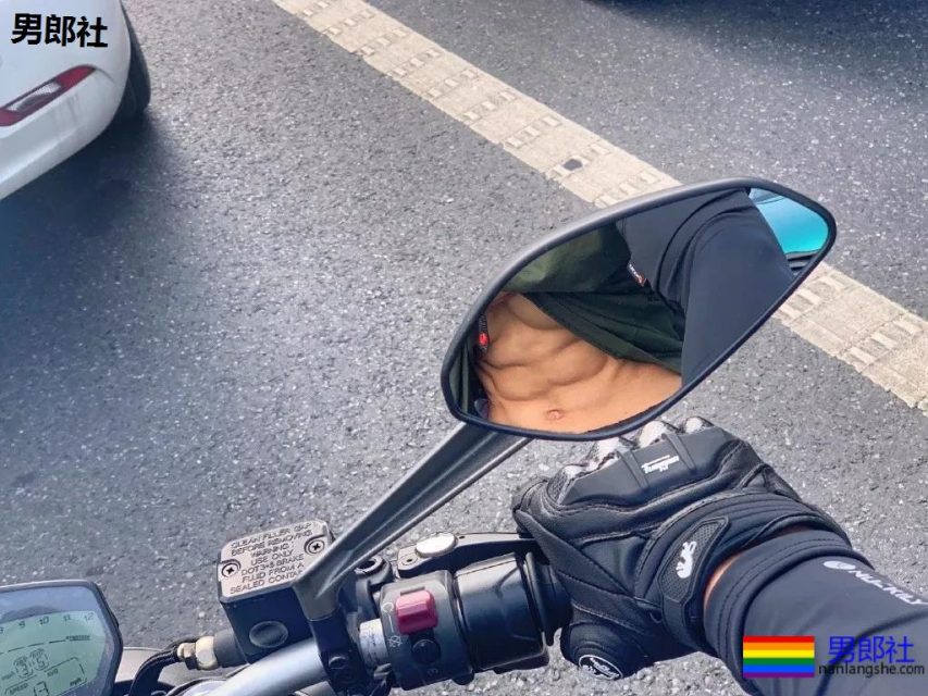 被塞袜子掀衣的板腹体育生，终于被摄影师脱掉！狂野机车男A爆了！ - 51虹马