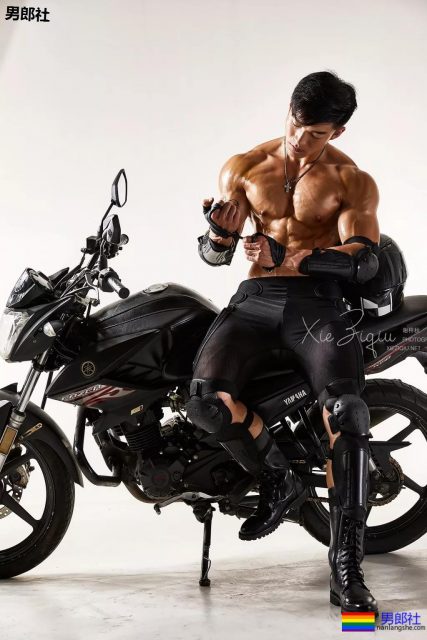 被塞袜子掀衣的板腹体育生，终于被摄影师脱掉！狂野机车男A爆了！ - 51虹马