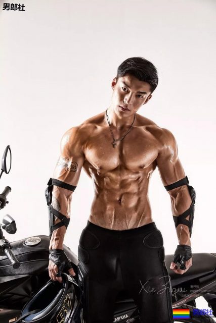 被塞袜子掀衣的板腹体育生，终于被摄影师脱掉！狂野机车男A爆了！ - 51虹马